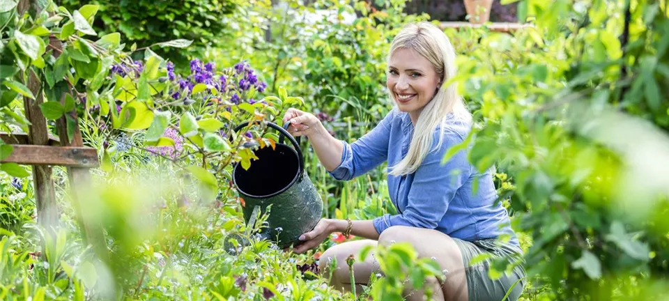 Blumen gießen im Garten